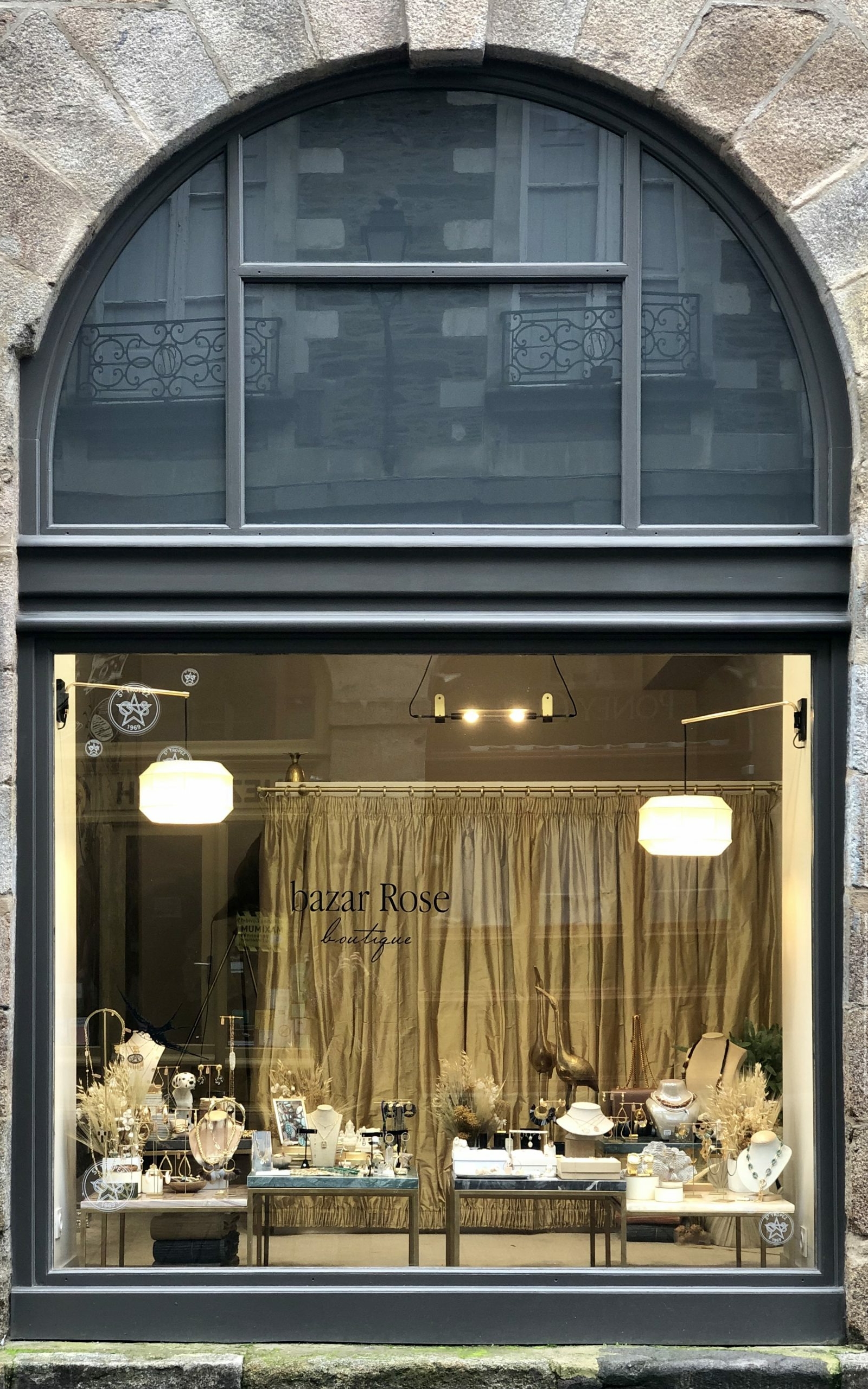Rénovation de la façade de la boutique Bazar Rose à Rennes.