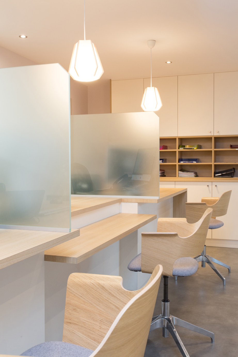 Accueil cabine d'hématologie avec des chaises pour les patients et des bureaux.