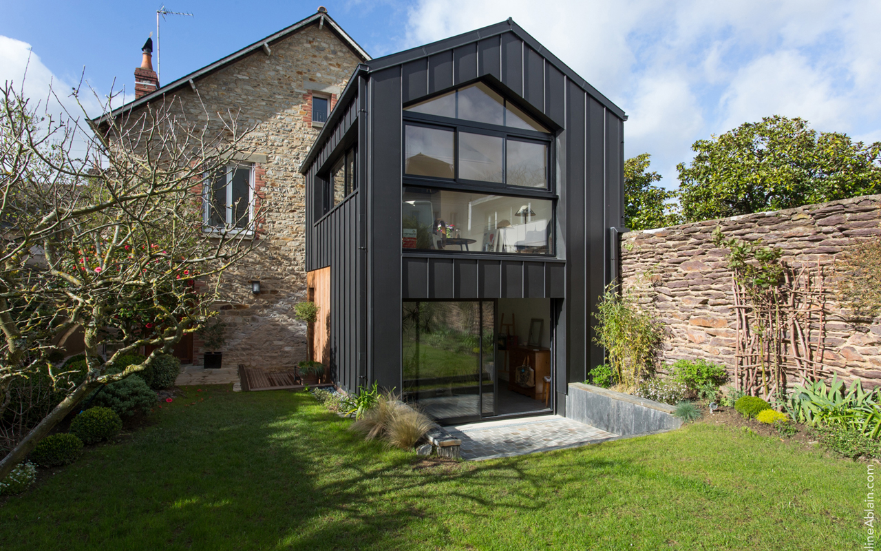 Extension en zinc noir d'une maison de ville.