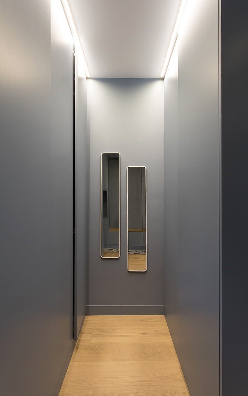 Couloir avec deux miroirs.