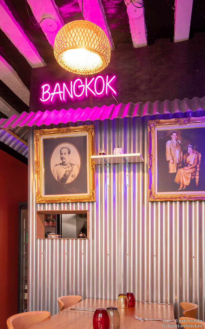 Table du restaurant et décoration murale avec des cadres de personnalités.