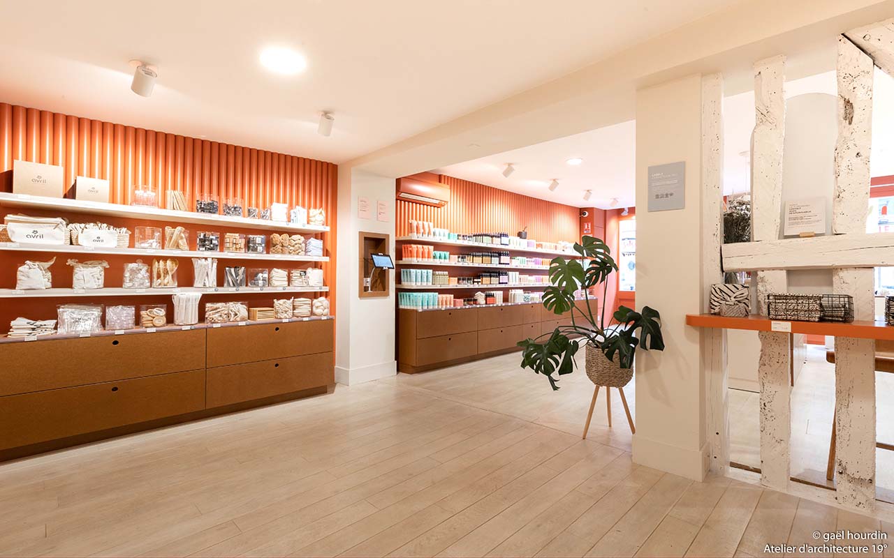 Intérieur de la boutique, poutre apparente blanche typique de l'architecture de rennes.