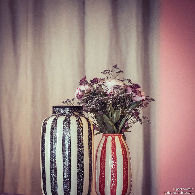Vases décoratifs bleu, blanc et rouge.