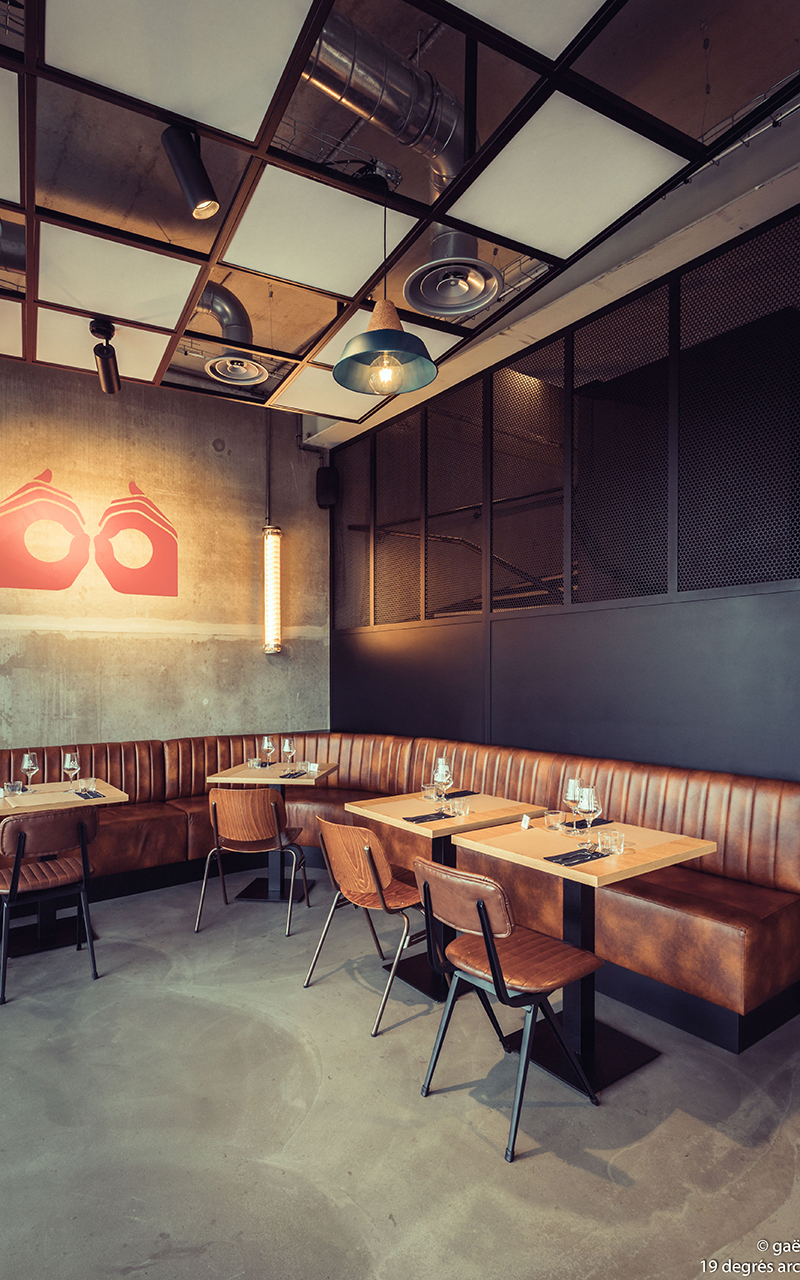 Vue d'ensemble de la banquette et des tables du restaurant.