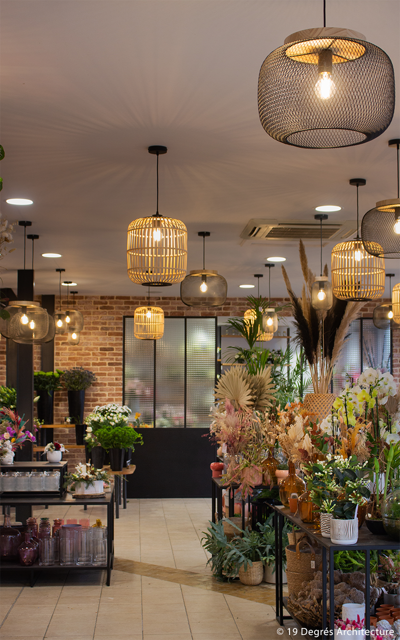 Linéaires de fleurs de la boutique.