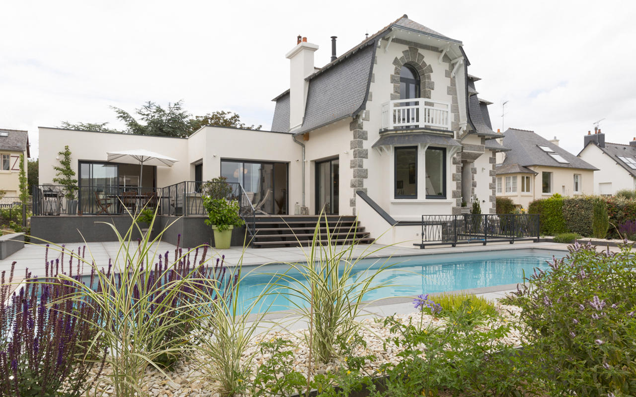 Maison dans son ensemble avec la terrasse, le jardin et la piscine.