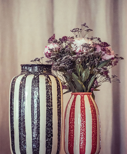 Détail de décoration avec des vases.