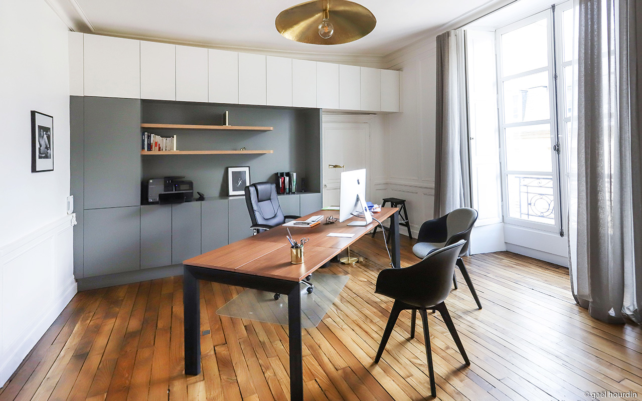 Bureau de l'espace de co-working avec un agencement sur-mesure vert et blanc.