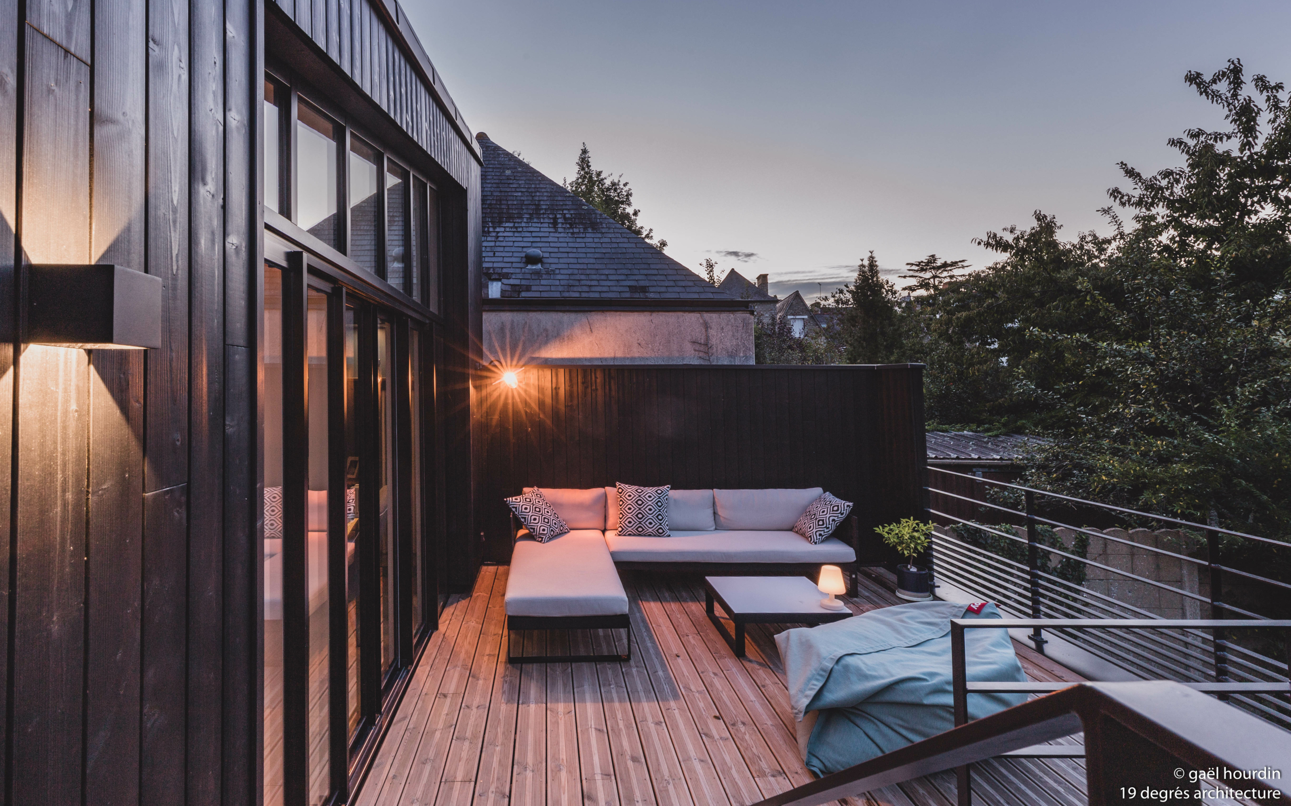 Terrasse d'une extension en bois noir d'une maison située à Rennes.