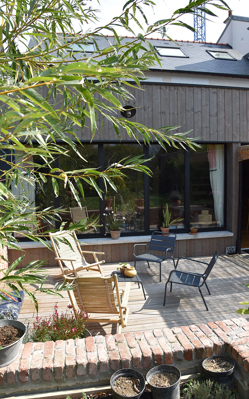 Terrasse avec un salon de jardin.