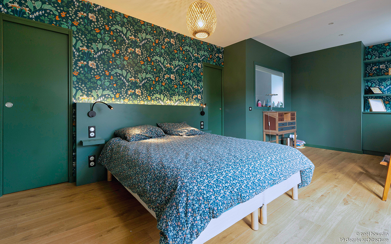 Chambre dans son ensemble avec lit double, 2 placards renfoncés, une tapisserie. L'ensemble sur les tons verts.
