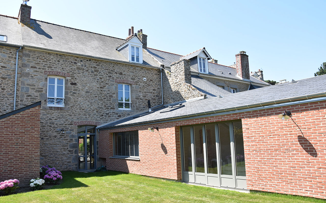 Extérieur de l'extension en brique rouge.