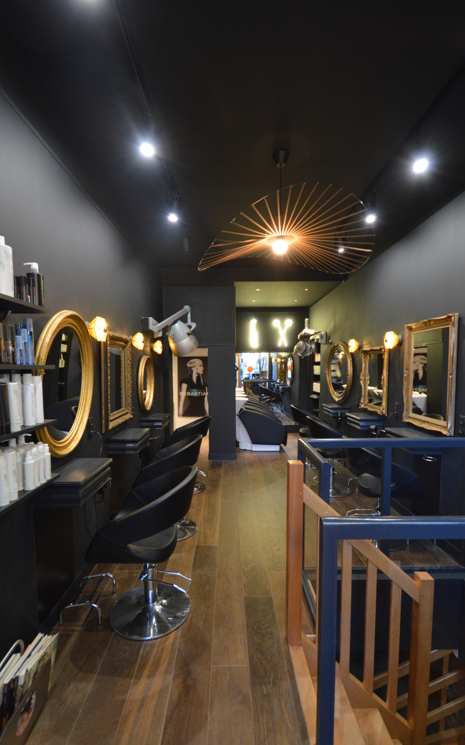 Salon de coiffure sur le style gothique (noir et doré).
